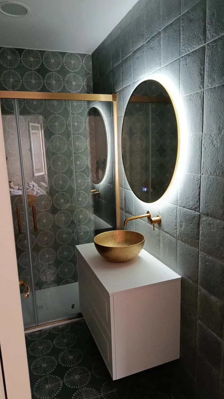 Segundo baño reformado con mampara y espejo cápsula iluminado