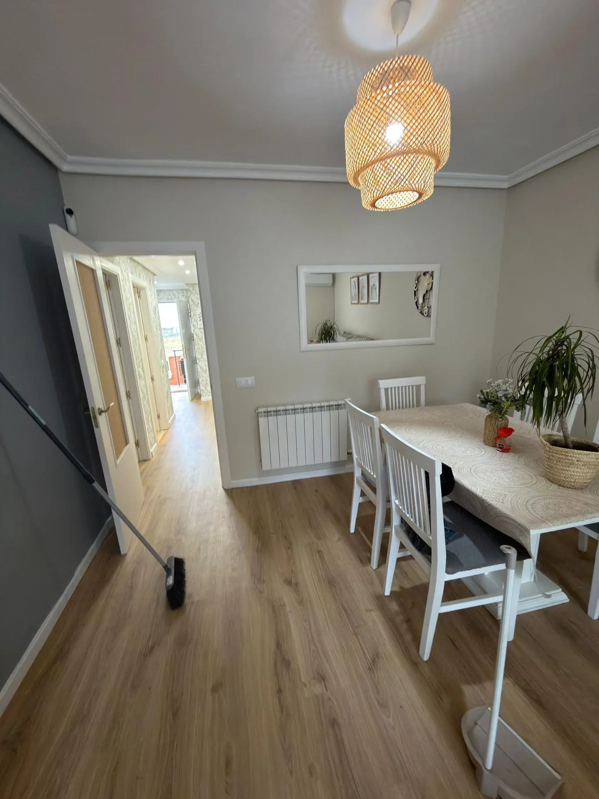 Salón reformado, luminoso y con tarima nueva